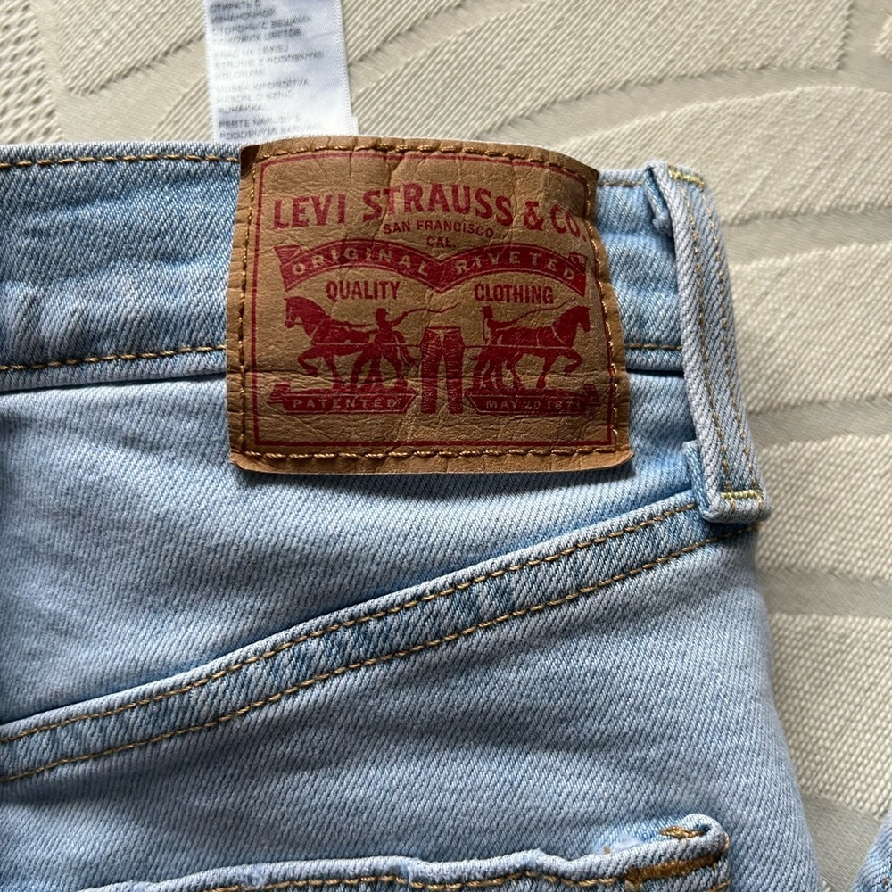 Levi's Light Wash Jeans - Picture 3 of 7